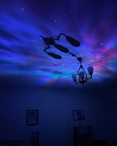 Lampka nocą w salonie